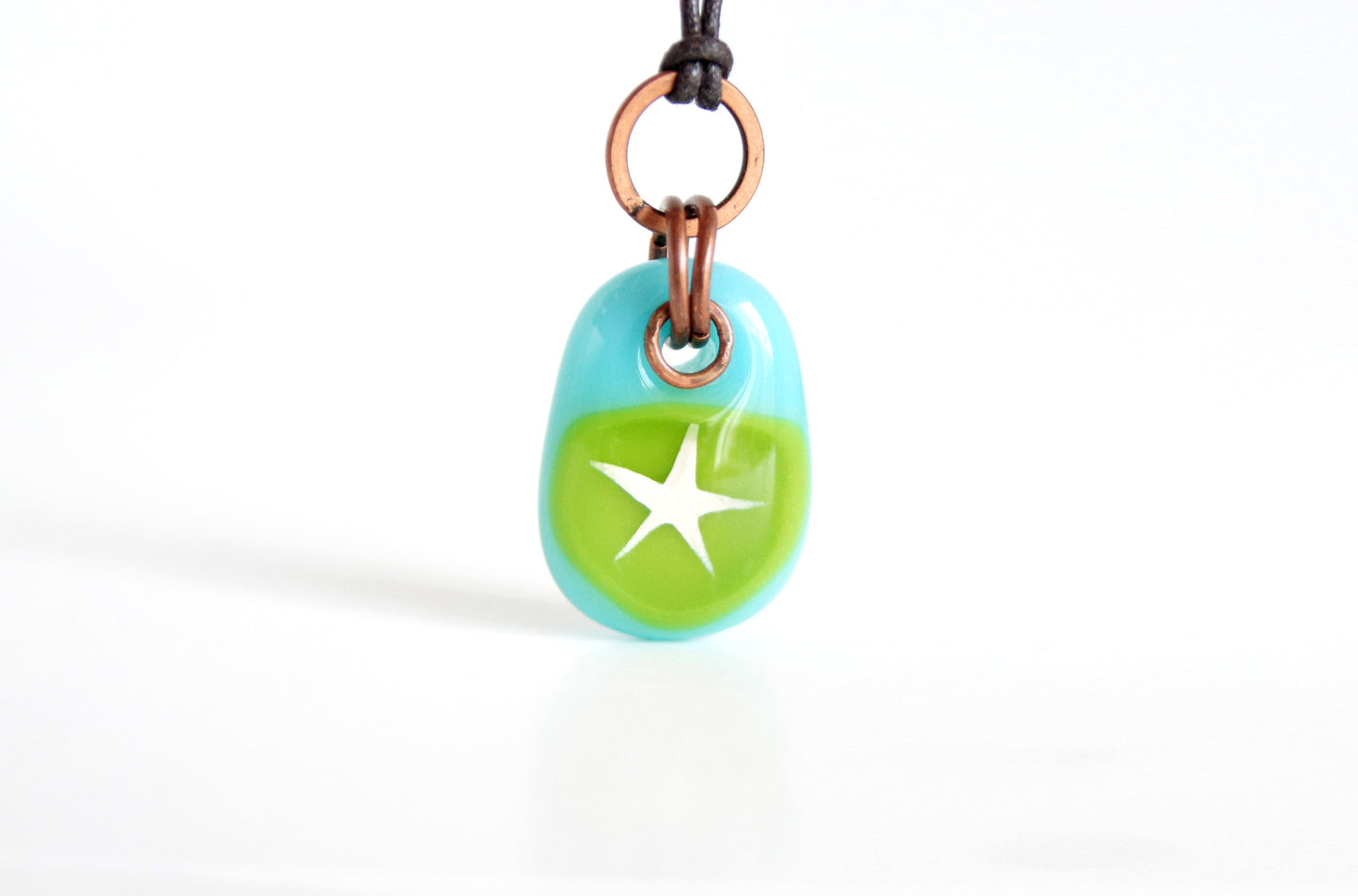 Glass star necklace in turquoise glass with copper. 