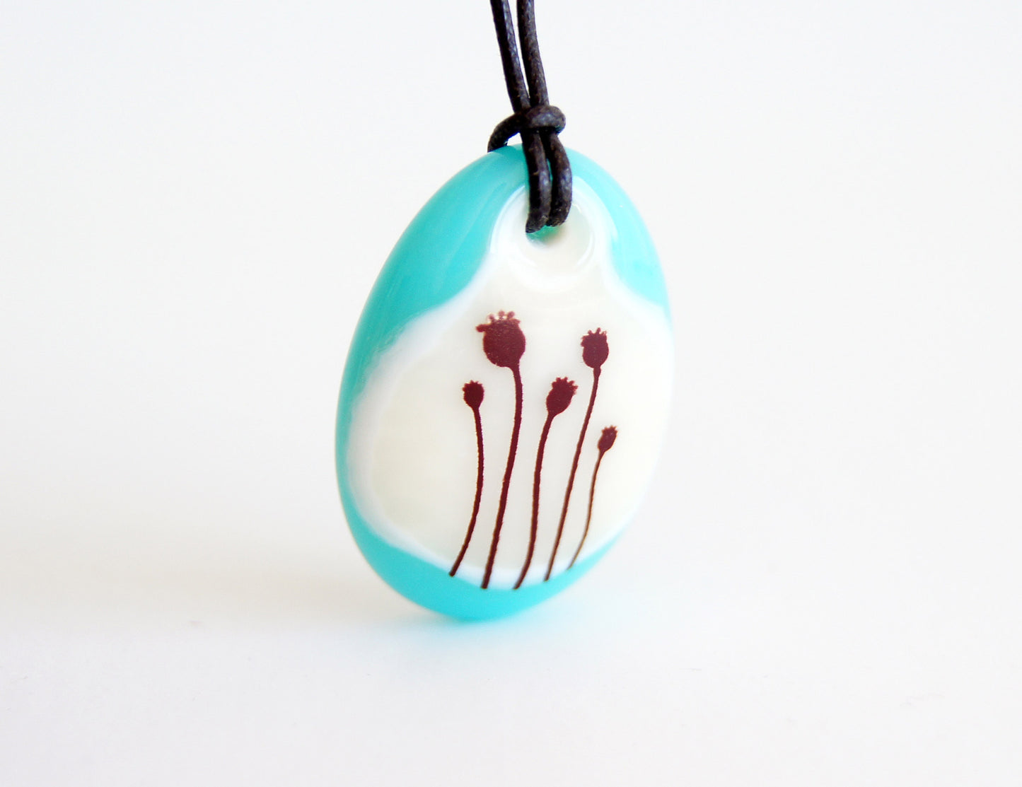 Poppy flowers on a vintage style pendant necklace.