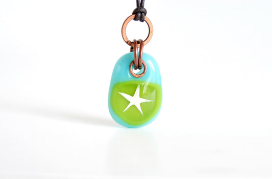Glass star necklace in turquoise glass with copper. 